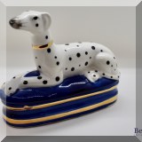 P16. Porcelain trinket box. (Repaired.) 